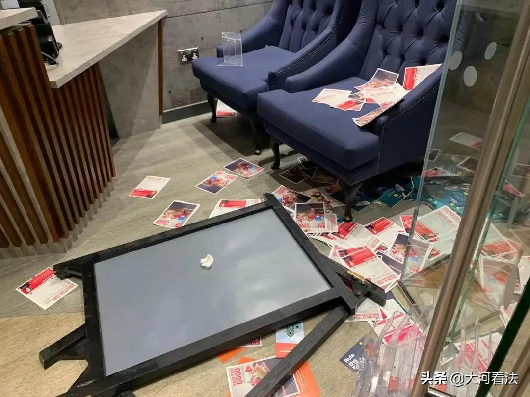 13岁男孩跟着飞机飞行1.5小时,14岁男孩躲在飞机里飞行一个小时