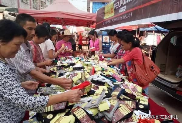 一小姑娘卖袜子一年赚20万,大学生负债1000块