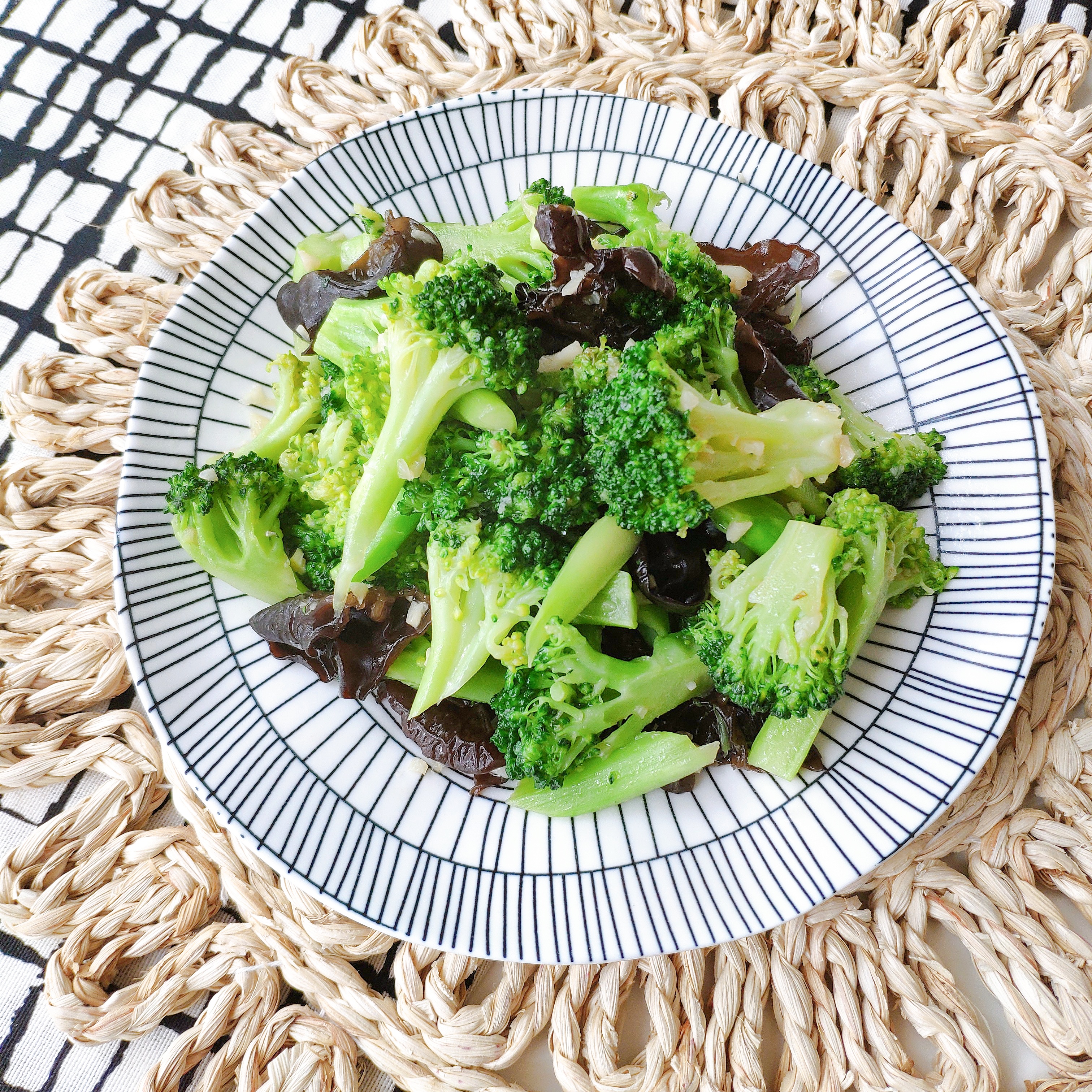 炒西兰花青翠不发黄，关键的1步不能省，清爽不油腻，多吃也不胖