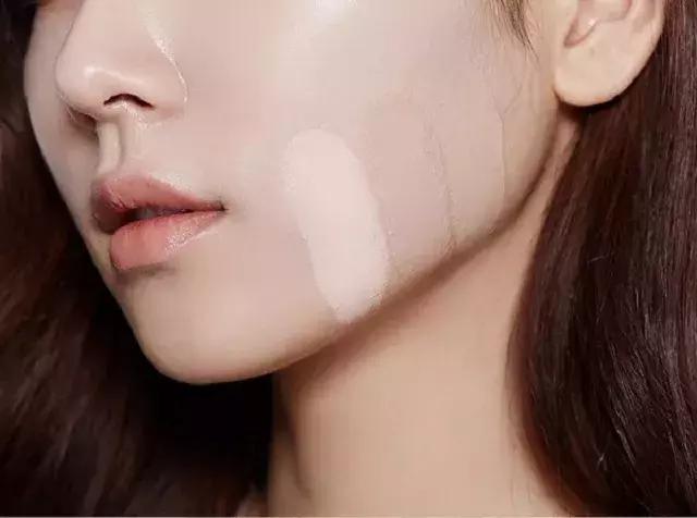 你还被卡粉浮粉困扰？4招打造服帖妆容，手残*党**也能学会