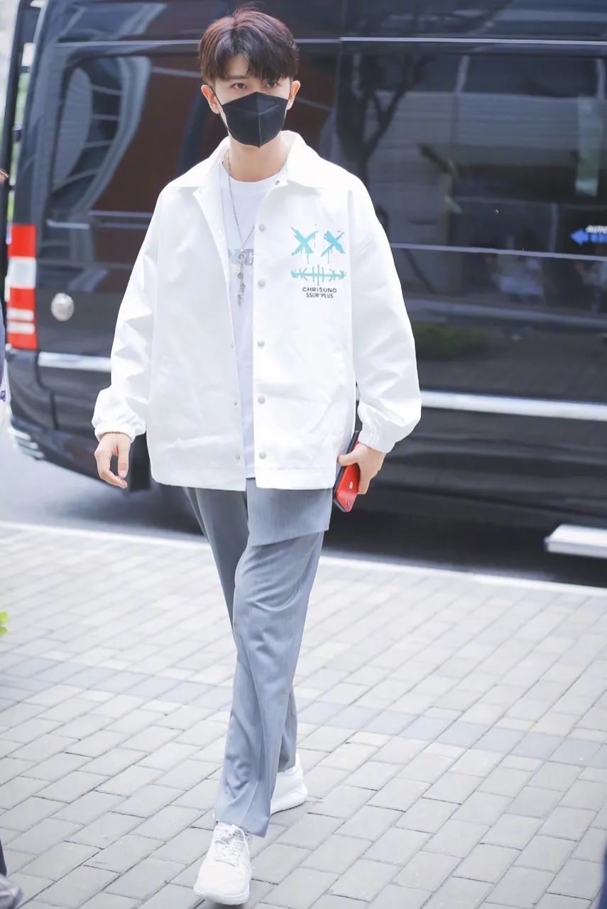 衣品超级好的男明星,王嘉尔穿的蔡徐坤同款衣服