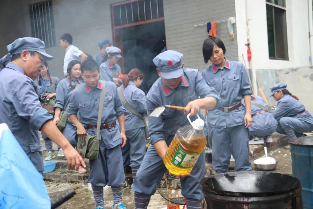 上井冈传承火种守初心，下豫章接续奋斗图新志——学校井冈山拓展培训活动纪实