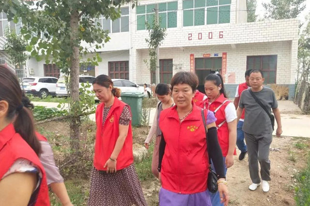 带上爱，再出发！邓州义工雷锋营连续六年帮扶的小张燕考上二高了