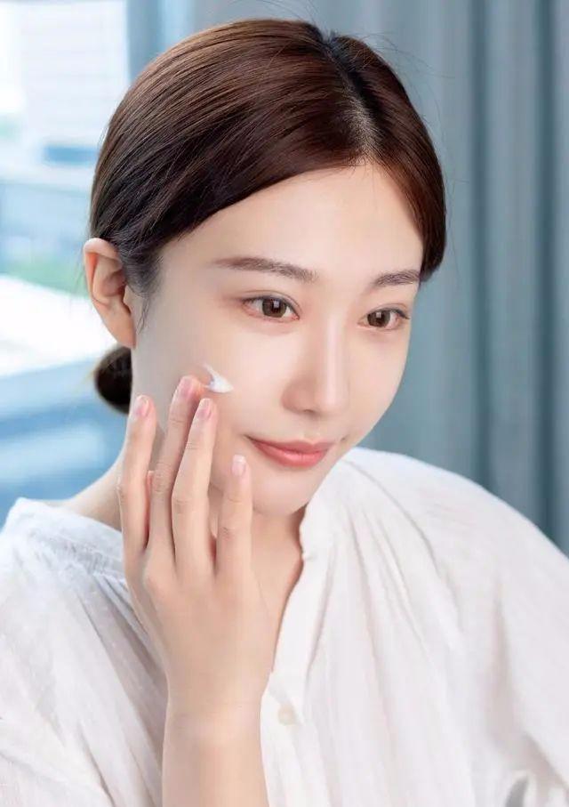 肌肤毛孔粗大问题多?4个原因有关,名门泽佳女生搞不清楚的*局骗**