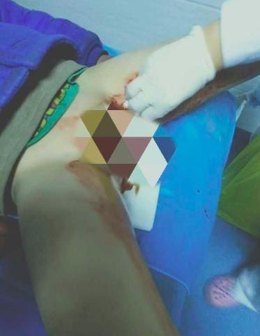 一年级男同学脱女生裤子用笤帚乱戳，官方通报：校长、副校长被免职