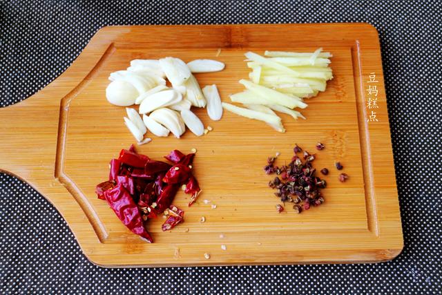 天热最爱，买1斤毛豆，加2勺盐简单一煮，一盘子也不够吃