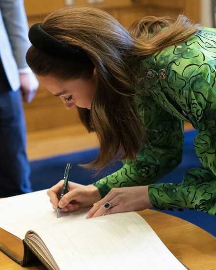 王室女性成员签名照:女王贵气,莱后最霸气,最优雅当属戴妃