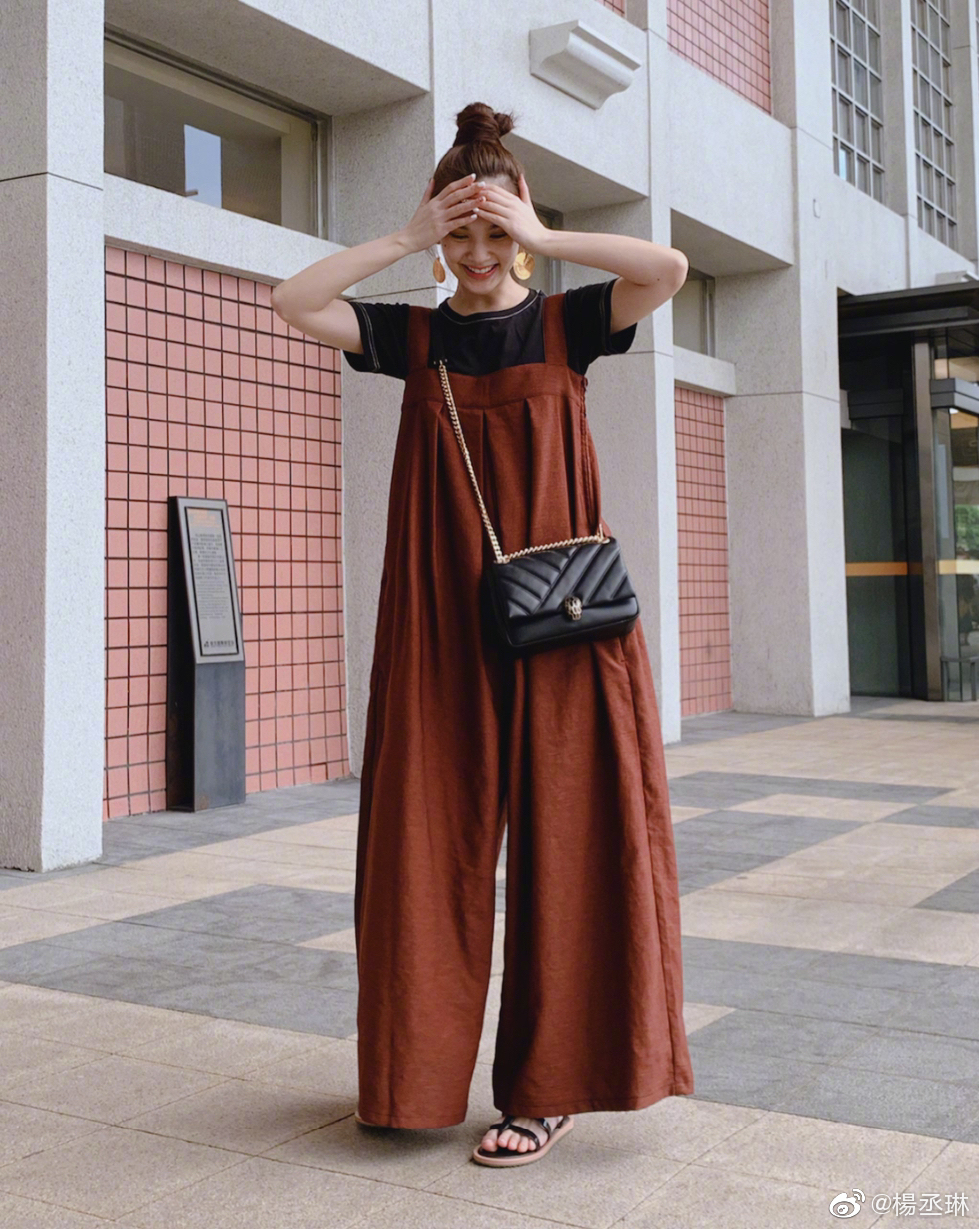 还在穿阔腿裤的你可能不知道,时髦精都悄悄穿起了束脚裤和背带裤