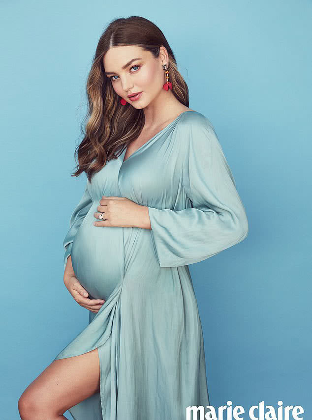 超模米兰达可儿晒生活美照,超模米兰达可儿挺四胎孕肚出街