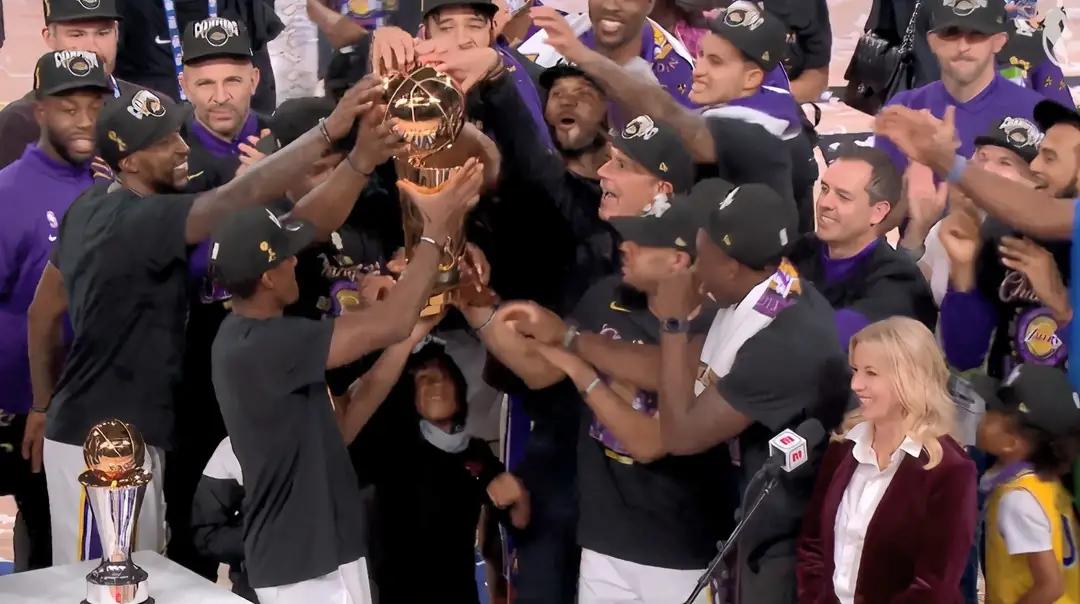 詹姆斯拿到总冠军后抽雪茄,勒布朗詹姆斯总冠军抽雪茄