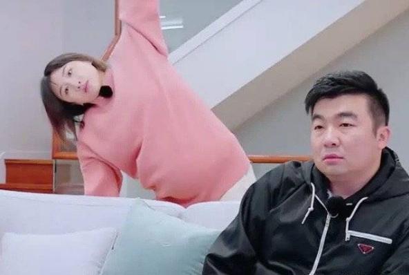 何雯娜孕期练瑜伽,何雯娜晒孕妇照