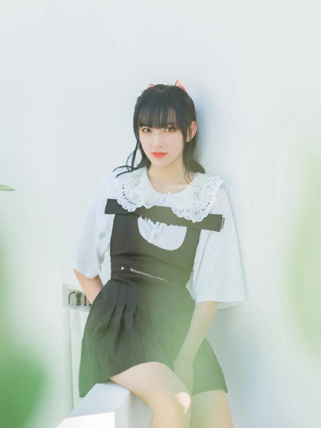 超减龄穿搭法则被杨超越狠狠拿捏,杨超越水手服穿搭