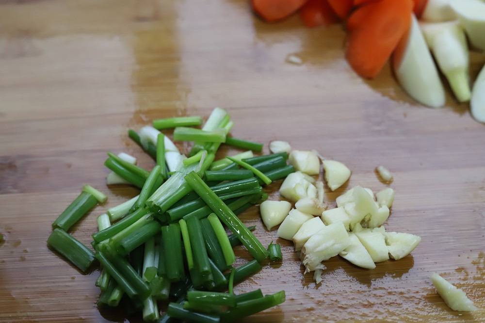 茭白里小黑点怎么吃,茭白有小黑点的家常做法