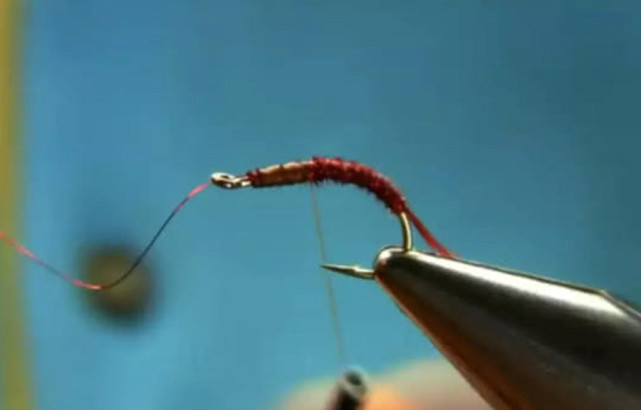 它是一种钓鱼的用具,更像是一件艺术品,国外叫飞绳我们叫毛钩