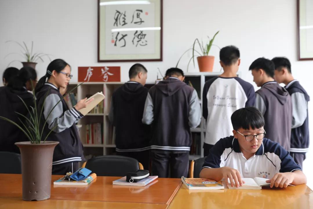 他不但是个作家还是个老师英语,他不仅是个教师还是一个作家英语