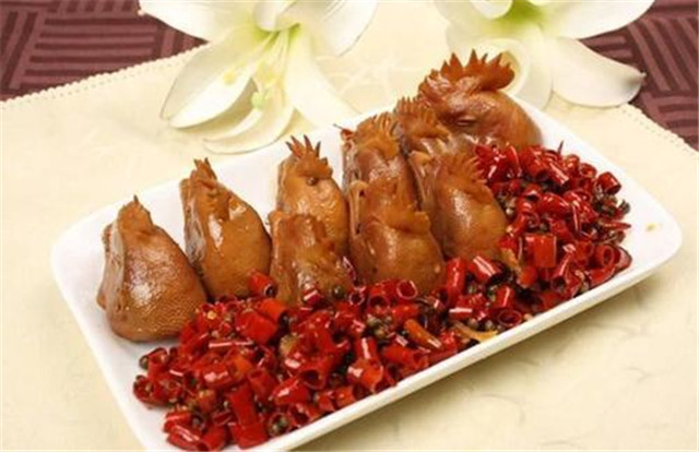 十年鸡头胜砒霜的意思,十年鸡冠越老越有毒吗