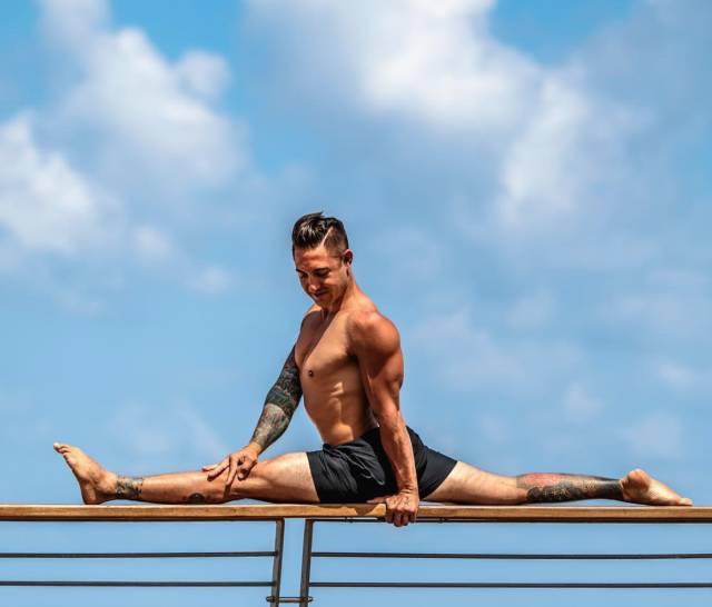 男士瑜伽展示力量,男士练瑜伽帅呆了