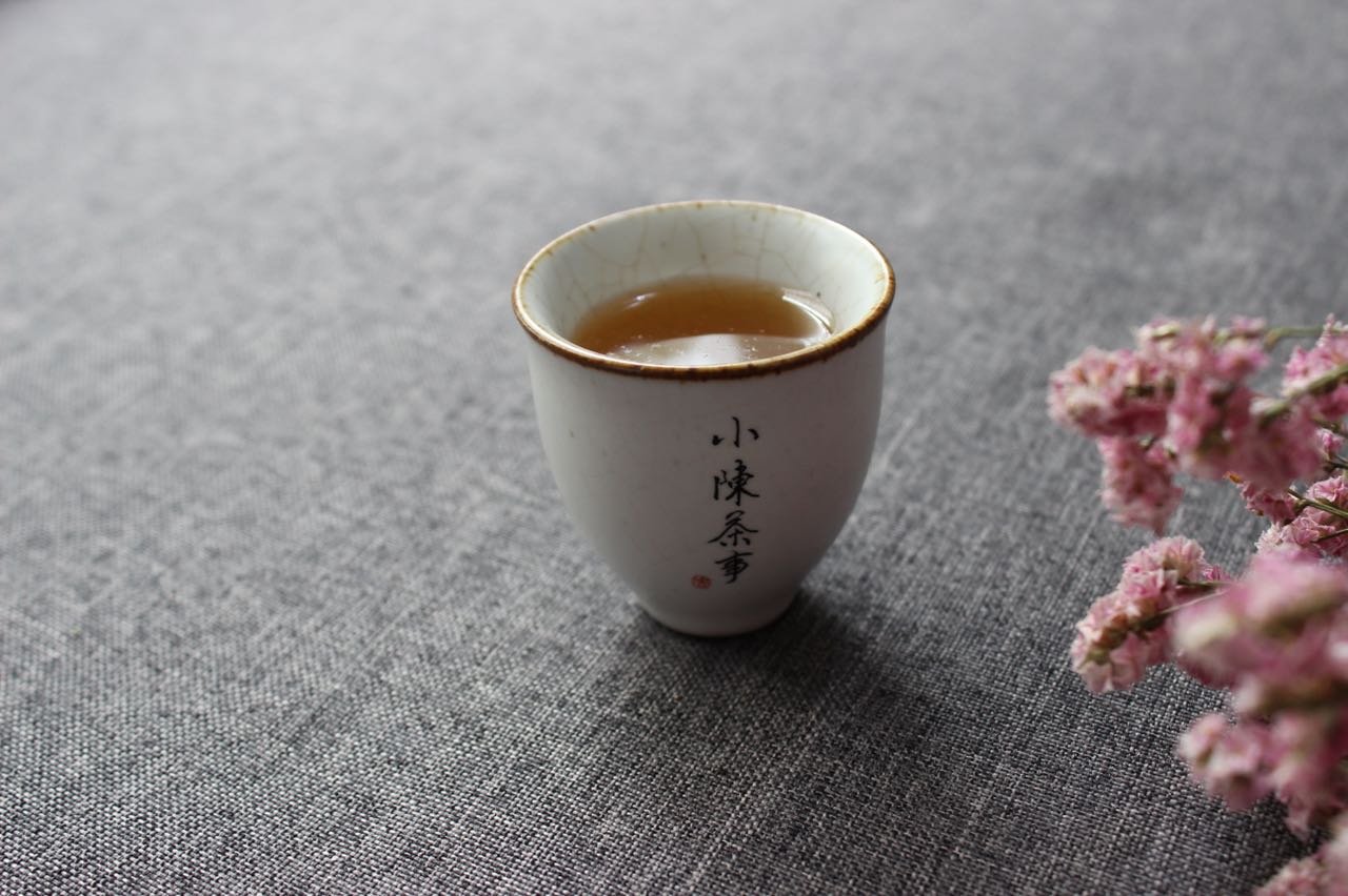 温水泡茶是劣质茶的“掩饰衣。真正的好茶，根本不存在怕烫之说