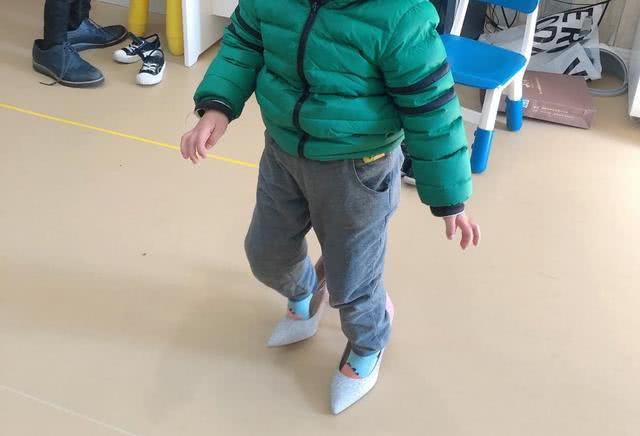 儿童喜欢闻鞋子心理分析,有关小孩喜欢挑衣服穿的心理