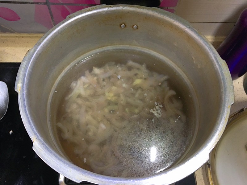 做猪皮冻不能少了这一步,做猪皮冻水多了不成冻怎么办