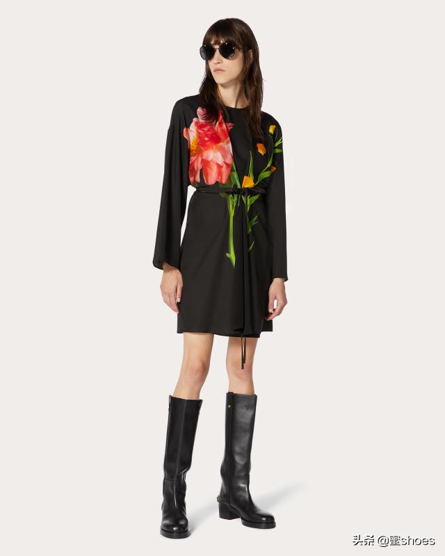 华伦天奴粉色铆钉高跟鞋穿搭,华伦天奴高跟鞋配红裙