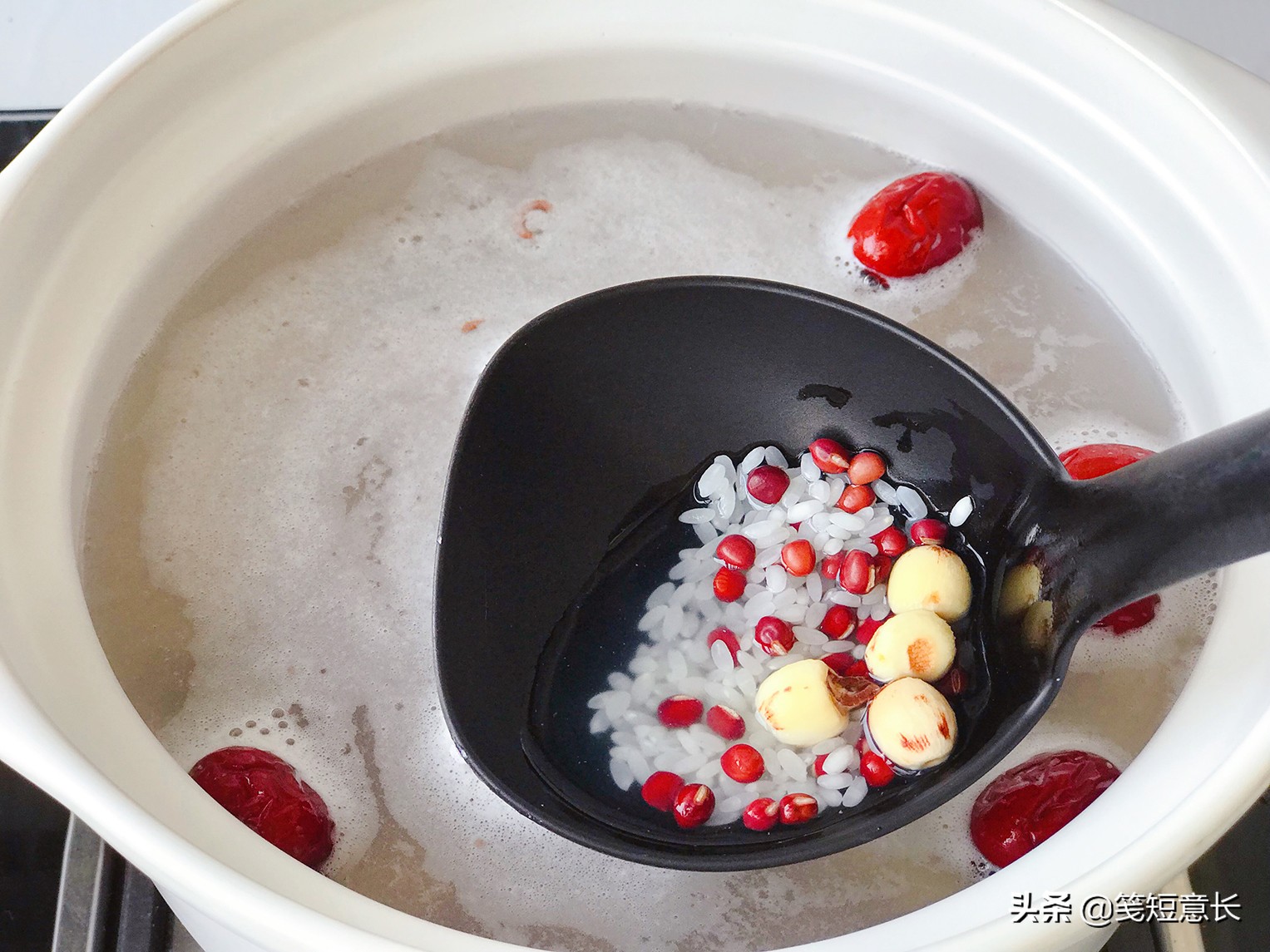 紫薯下锅成墨绿色了,紫薯煮了以后汤怎么变成绿色