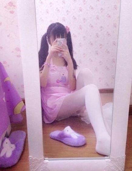 14岁女生晒“私房照”,早熟程度超乎想象,网友:尺度有点大