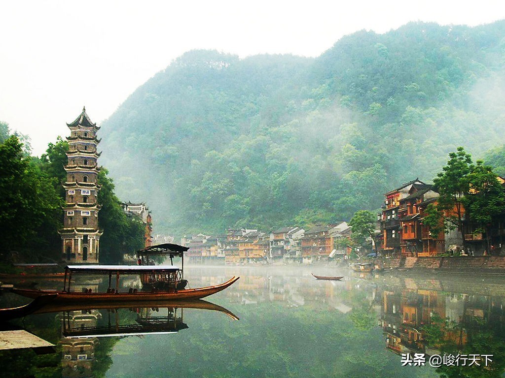 中国最美丽的小城,历经沧桑翘檐如翼的吊脚楼,缓缓流淌的沱江