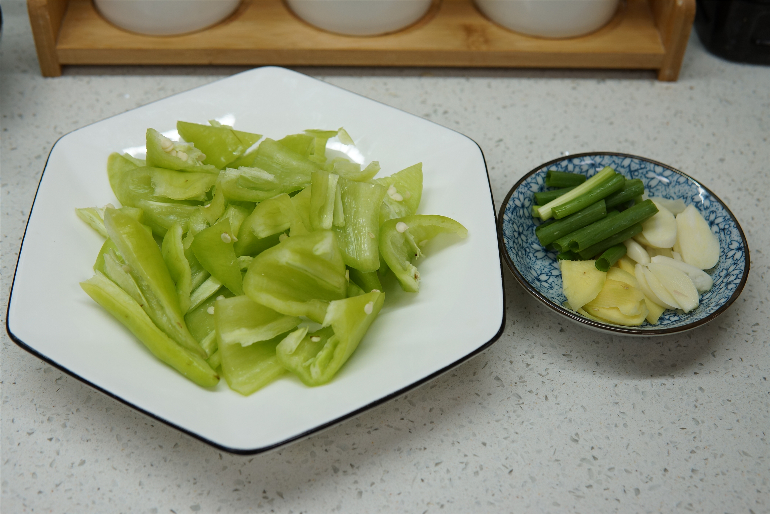 做辣椒炒鸡要不要焯水,做辣椒炒鸡蛋的过程