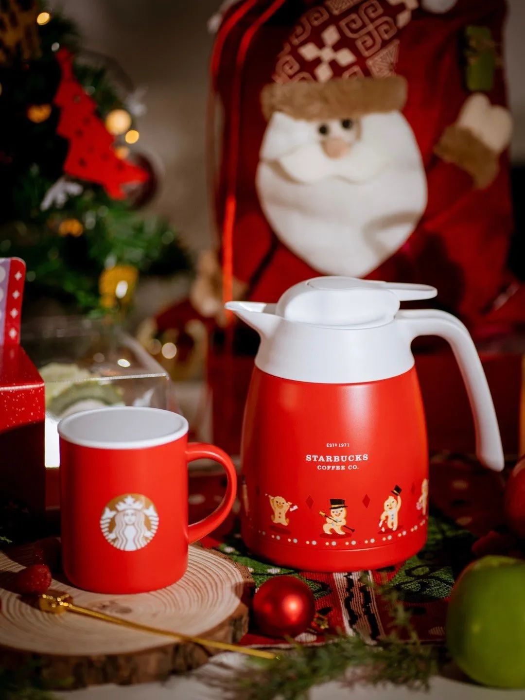 瑞幸星巴克圣诞新品,瑞幸圣诞咖啡杯包装