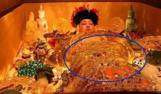 男子9万买袈裟，专家：曾盖在死人身上不吉利，后拍出1.3亿天价