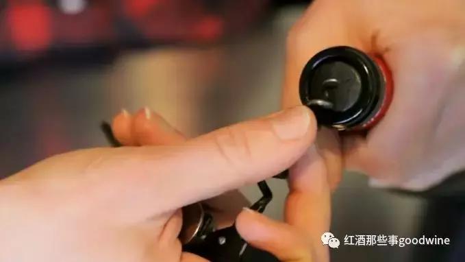 没有开瓶器怎么把红酒打开,怎么优雅的开红酒瓶盖
