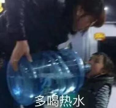 女朋友：我难受怎么办直男：多喝热水