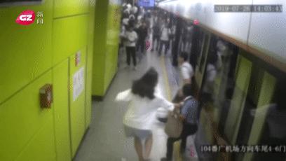 地铁女子抓狼视频,女子在地铁蹲点抓色狼