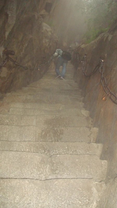 华山北峰到中峰东峰时间,北峰到东峰一定通过中峰吗