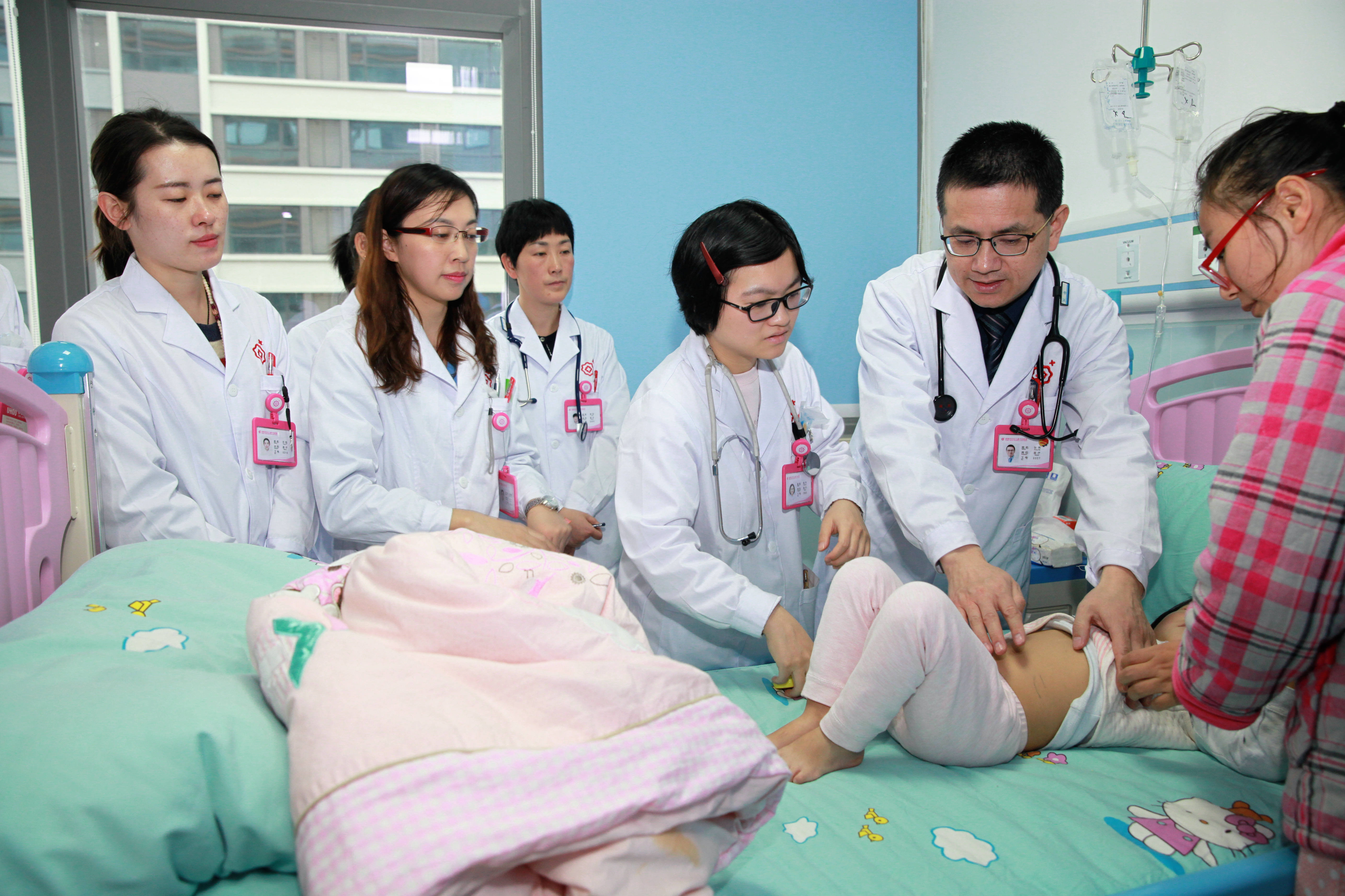 孩子长期腿关节疼,小孩子说腿痛关节痛