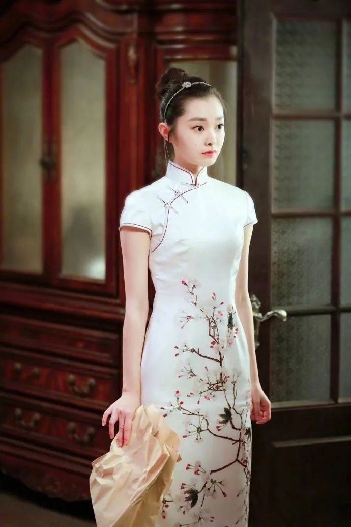 关于什么样的身材适合穿旗袍,穿旗袍穿的不是身材而是风韵