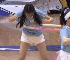 穿恨天高坐地铁的社死现场,两位男士都不忍看这次“崴脚表演”