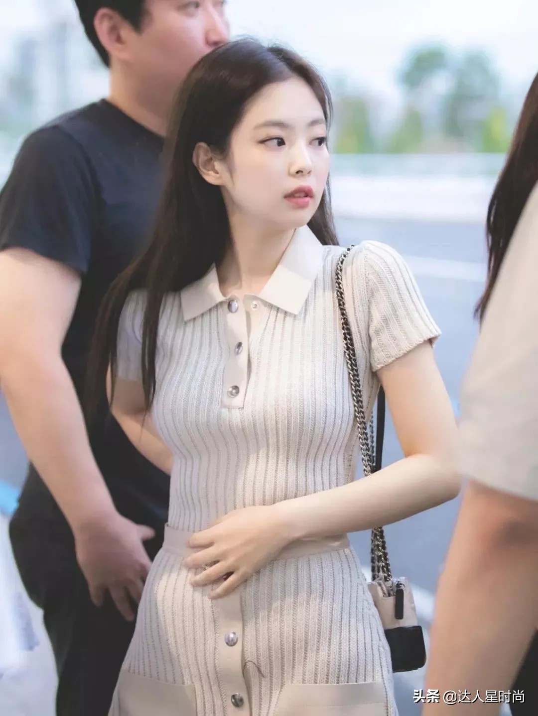 别再穿卫衣了今春这么穿才时髦,杨幂赵露思同款袄