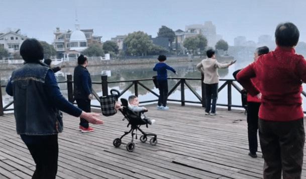 萌娃被奶奶带进“3D环绕”，内心：好家伙，给我整进盘丝洞了？