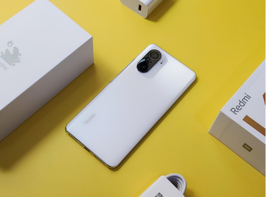 这几款手机性价比突出，拍照强悍，香港人来深圳排队买