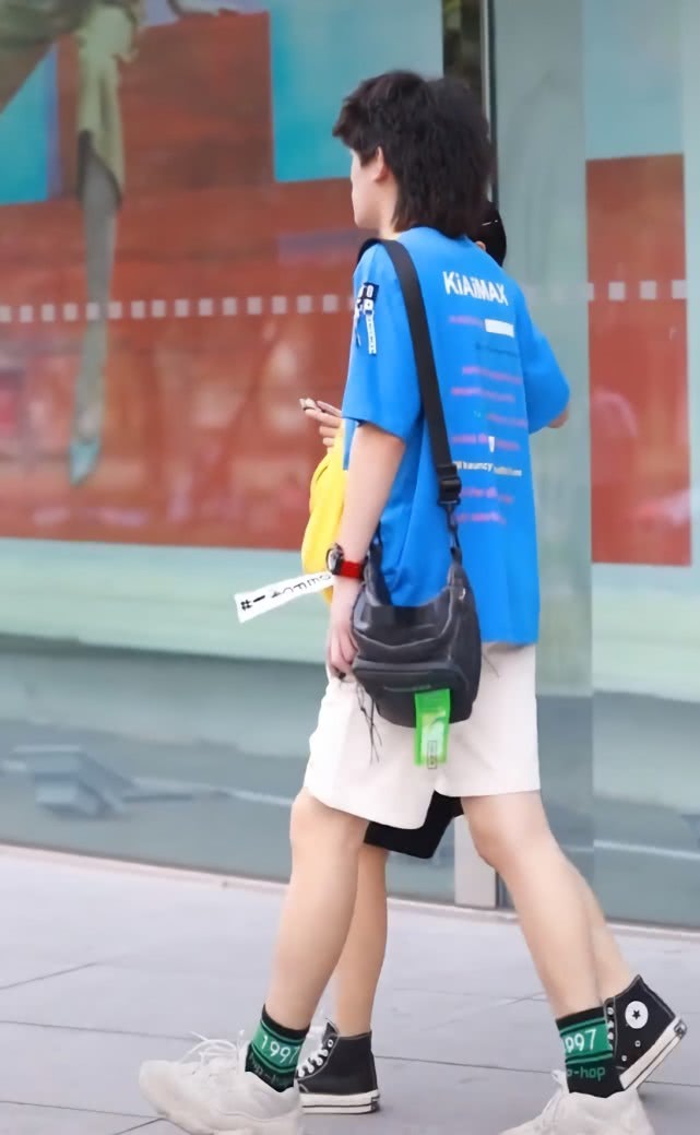 最近很火的一对情侣街拍,街拍情侣最萌身高差穿搭