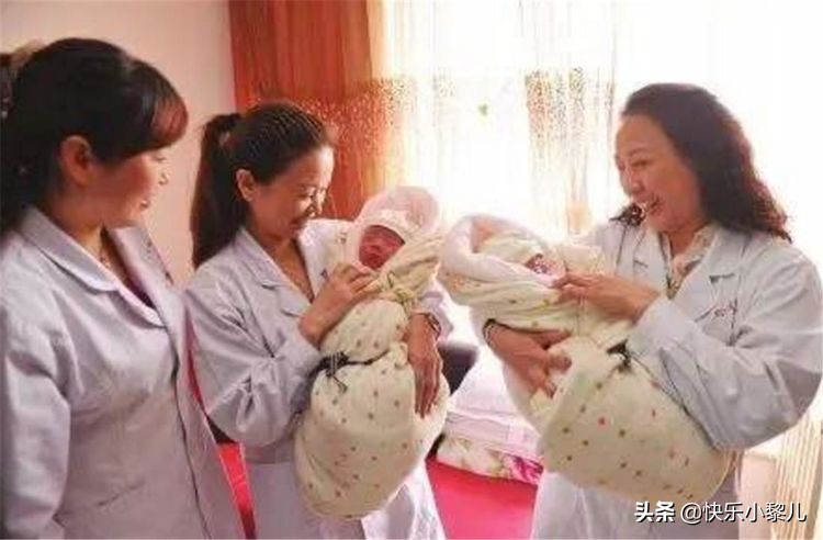 产妇生下“龙凤胎”，一旁家人正乐开花，医生泼冷水：不是双胞胎