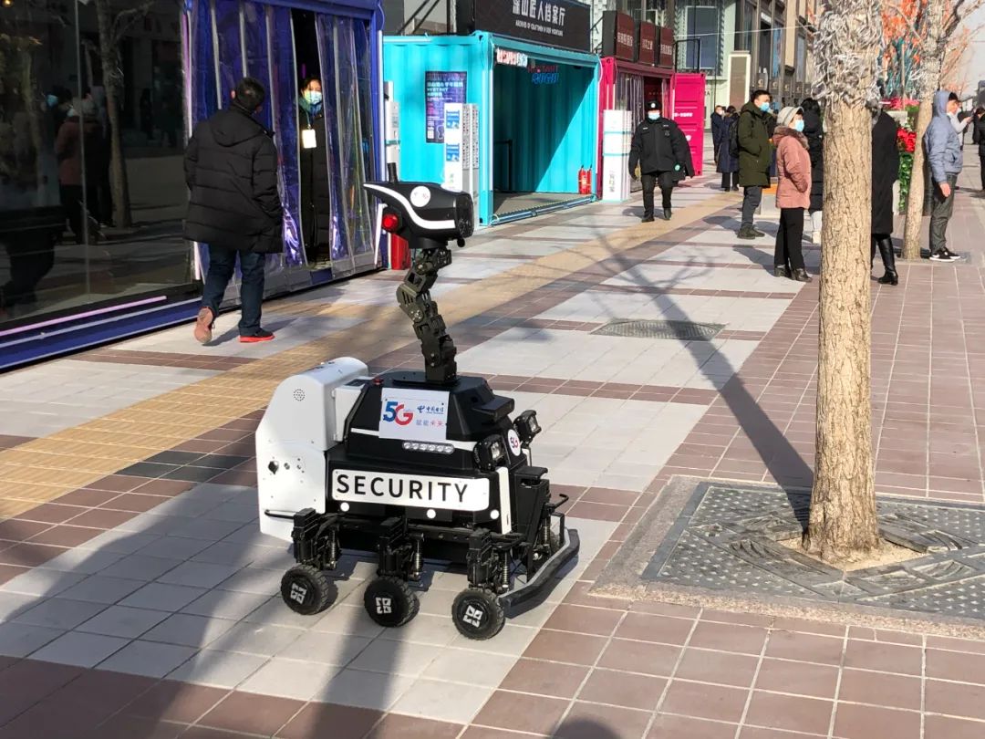 来了,电信“机器人天团”!网友:“成精了!”