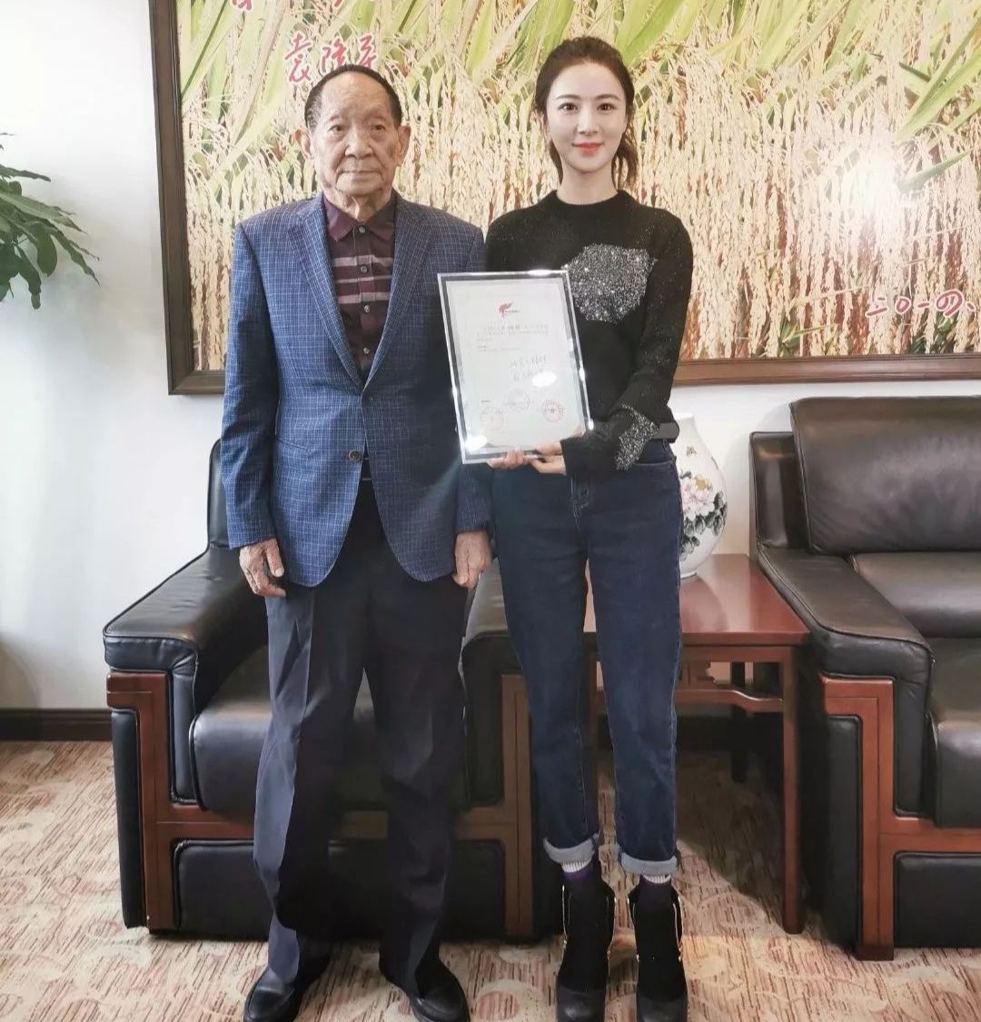 与冯小刚合作,被袁隆平夸赞,这个淘宝主播,凭什么这么牛