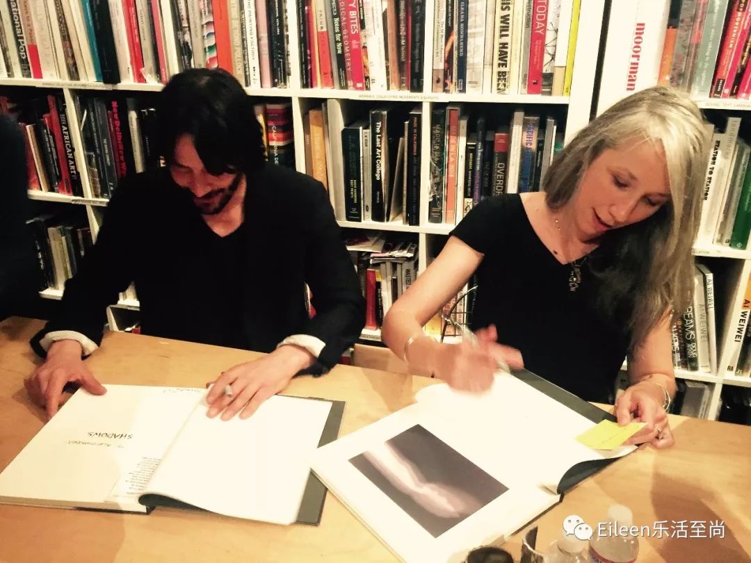 丧女失爱，辟谣无用，绝世美强惨基努·里维斯，放飞多年再遇真爱