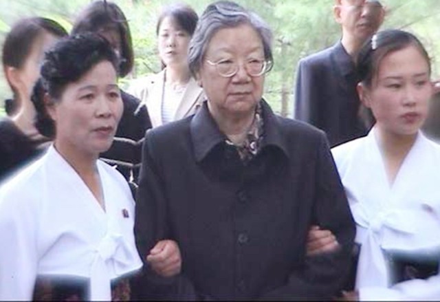 2018年，刘思齐儿子，女儿纪念主席诞辰125周年，表情严肃凝重