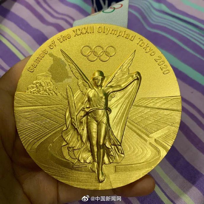 制造商回应“金牌掉皮”|上海警方深夜通报钱枫事件|北京环球度假区最新进展