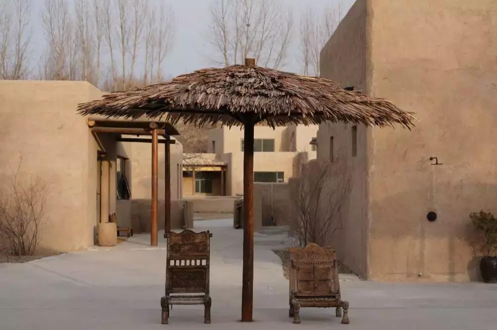 把泳池搬进沙漠，圈黄河做庭院，一个男人的西部世界，可以有多野