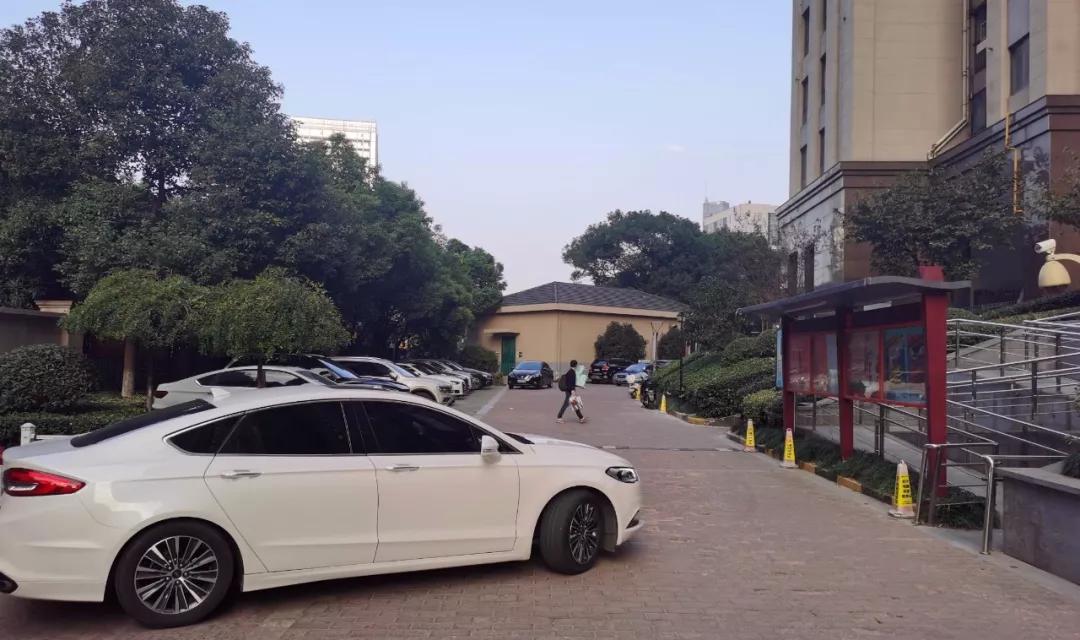 小区烂尾8年业主无奈入住,郑州市烂尾楼业主真实现状